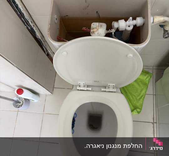 מיכל שירותים פתוח עם מנגנון פנימי גלוי